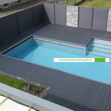 Pool Terrasse und passender Sichtschutz aus UPM ProFi Deck 150 in Steingrau