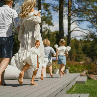 Familien Terrasse zum Wohlfühlen mit UPM ProFi Deck 150 Terrassendielen in Silbergrün