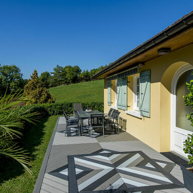 Terrasse mit UPM ProFi Deck 150 in Silbergrün mit Designmuster
