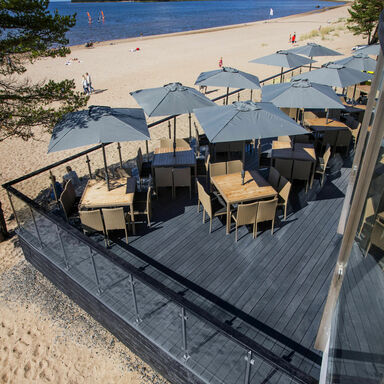Strand Terrasse mit UPM ProFi Deck 150 in Steingrau Pori Yyteri Finland