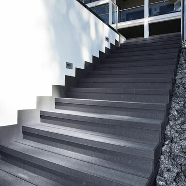 Treppenanlage mit UPM ProFi Deck Steingrau hergestellt