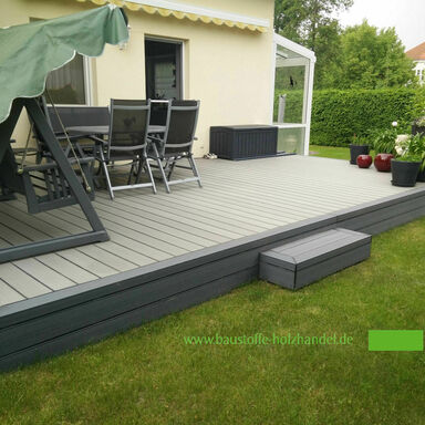 Zweifarbige Terrasse mit UPM ProFi Deck 150 Silbergrün und Steingrau