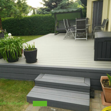 Terrasse mit Treppe aus UPM ProFi Deck 150 Silbergrün und Steingrau