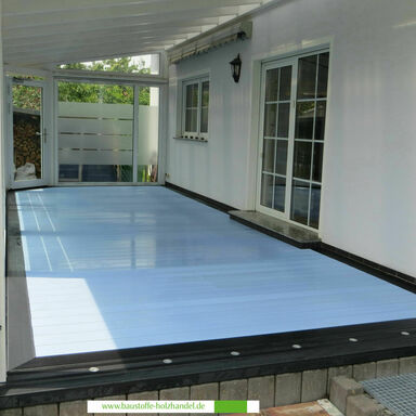 zweifarbige Terrasse mit UPM ProFi Deck 150 in Schneeblau und Nachtschwarz