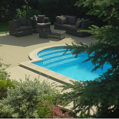 Pool Terrasse mit UPM ProFi Deck 150 in Sonnenbeige